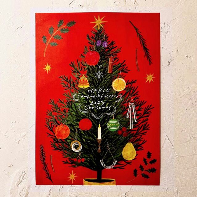 今年もHARIO Lampwork Factoryさんのクリスマスフェアのビジュアルを担当させていただきました。
３年目になりました。とてもうれしいです。

一昨年と去年は落ち着いたカラーでしたが、今年は明るく！赤で！とリクエストをいただきました☺︎
定番のクリスマスカラー×クリスマスツリーですが、ラッピングがメインなので、包むとツリーの色味が多く出て、赤はチラッと見えるアクセントになります。

ポスターのように壁に貼ったら一気にクリスマス感が出てとてもよかったです。

店頭でポストカードを配布されているようなので、お近くにお越しの際はぜひお立ち寄りください！

Posted @withregram • @hario_lwf 「クリスマス限定ラッピング」

クリスマスフェアにあわせてご用意している限定ラッピングのご紹介です。

・クリスマス限定ラッピング イラストレーターのいわしまあゆさん @ayuiwashima とのコラボレーションでお作りした、LWFオリジナルの包装紙。

いわしまあゆさんには、クリスマスの季節にあわせて毎年素敵なオリジナルイラストを制作していただいており、今年で三年目となりました。
 今回は、ガラスのアクセサリーがちりばめられたクリスマスツリー。ホリデーシーズンのわくわく感で心が踊り、自然と笑顔になってしまうような、とてもハッピーなイラストになっています。

-
いわしまあゆさん
@ayuiwashima  グラフィックデザイナーを経て、2012年よりフリーのイラストレーターとして活動。アクリルガッシュで食べ物や静物のモチーフをメインで描く。主な仕事は書籍の装画や雑誌の挿絵、広告のビジュアル、ウェブサイトの挿絵、パッケージ等。 
◎今回のイラスト制作にあたってコメントもいただきました
「クリスマスらしいモチーフで、今年は明るく華やかをテーマにしました。ラッピングした時と開いたときの印象の違いも意識して描いています。」

https://ayuiwashima.com/
-

包装紙でアクセサリーの小箱をお包みする際、おもて面に出てくる絵柄には個体差が出てまいりますので、ご了承くださいませ。イラストのどの面が出ても素敵ですので、ぜひそれぞれの味わいや表情をお楽しみいただけましたら幸いです。

＊限定ラッピングは、直営店の店頭では無料、オンラインショップでは110円(税込)となります。
店舗ではご購入の際にスタッフへお申しつけいただき、オンラインショップではご購入時にラッピングの項目のプルダウンでご選択くださいませ。

CHRISTMAS FAIR 2023
https://www.hario-lwf.com/view/page/christmas_fair2023

HARIO Lampwork Factory
https://www.hario-lwf.com/

#hariolampworkfactory #ハリオランプワークファクトリー #hario #ハリオ #jewelry #ジュエリー #accessories #アクセサリー #ガラスアクセサリー #クリスマス #christmas #christmasfair2023 #クリスマスフェア2023  #いわしまあゆ #ラッピング #wrapping  #包装紙 #wrappingpaper #ギフト #プレゼント #贈りもの

#插图 #插圖 #삽화